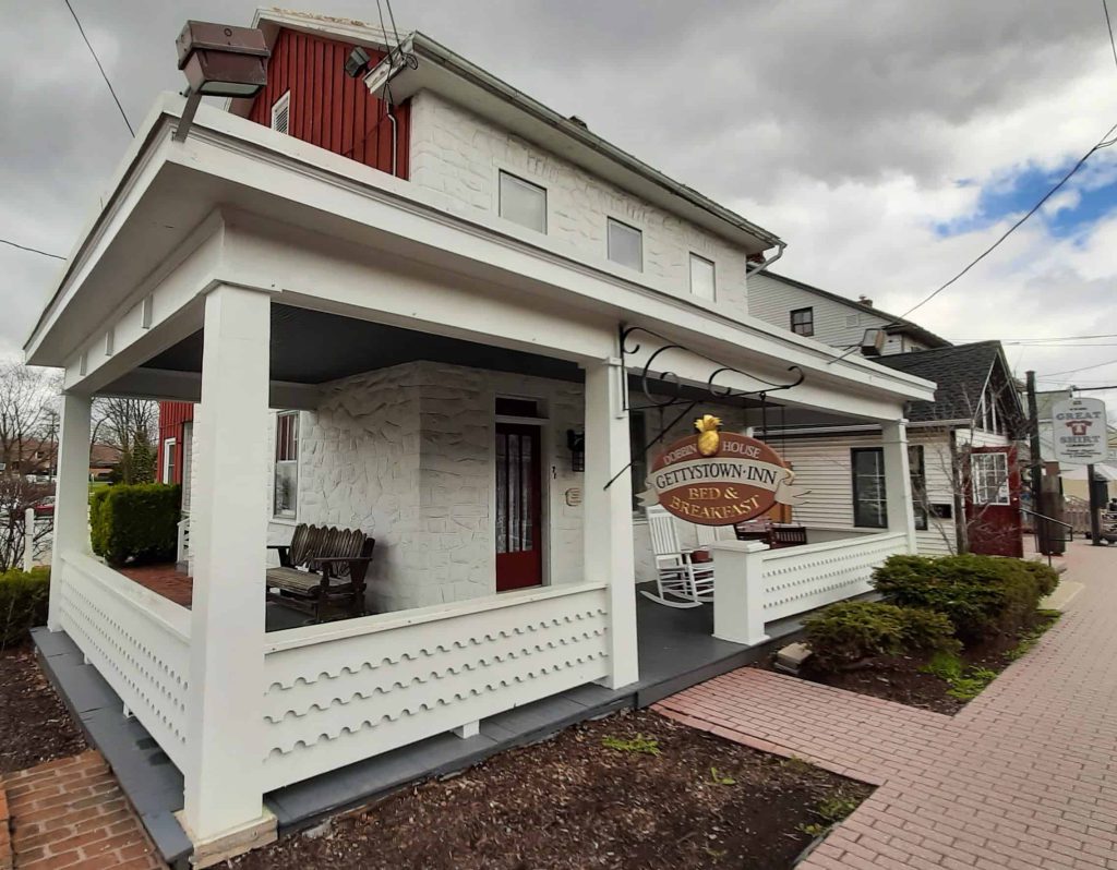 The white porch and Gettystown Inn sign at Leister House, 71 Steinwehr Avenue.